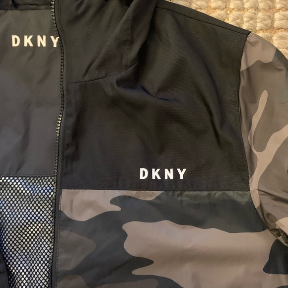 NWT DKNY Army Camo Raincoat - fits like a Medium - Picture 3 of 7